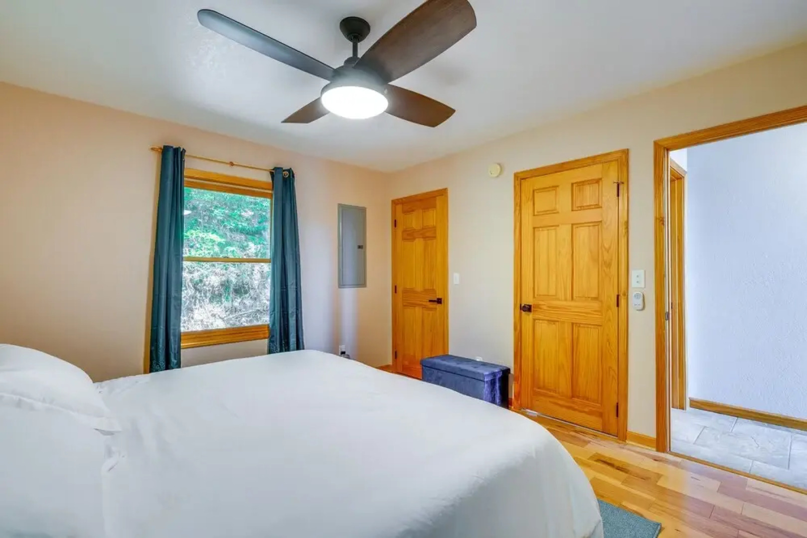 Cozy Murphy Cabin Retreat: Hot Tub & Mtn Views!