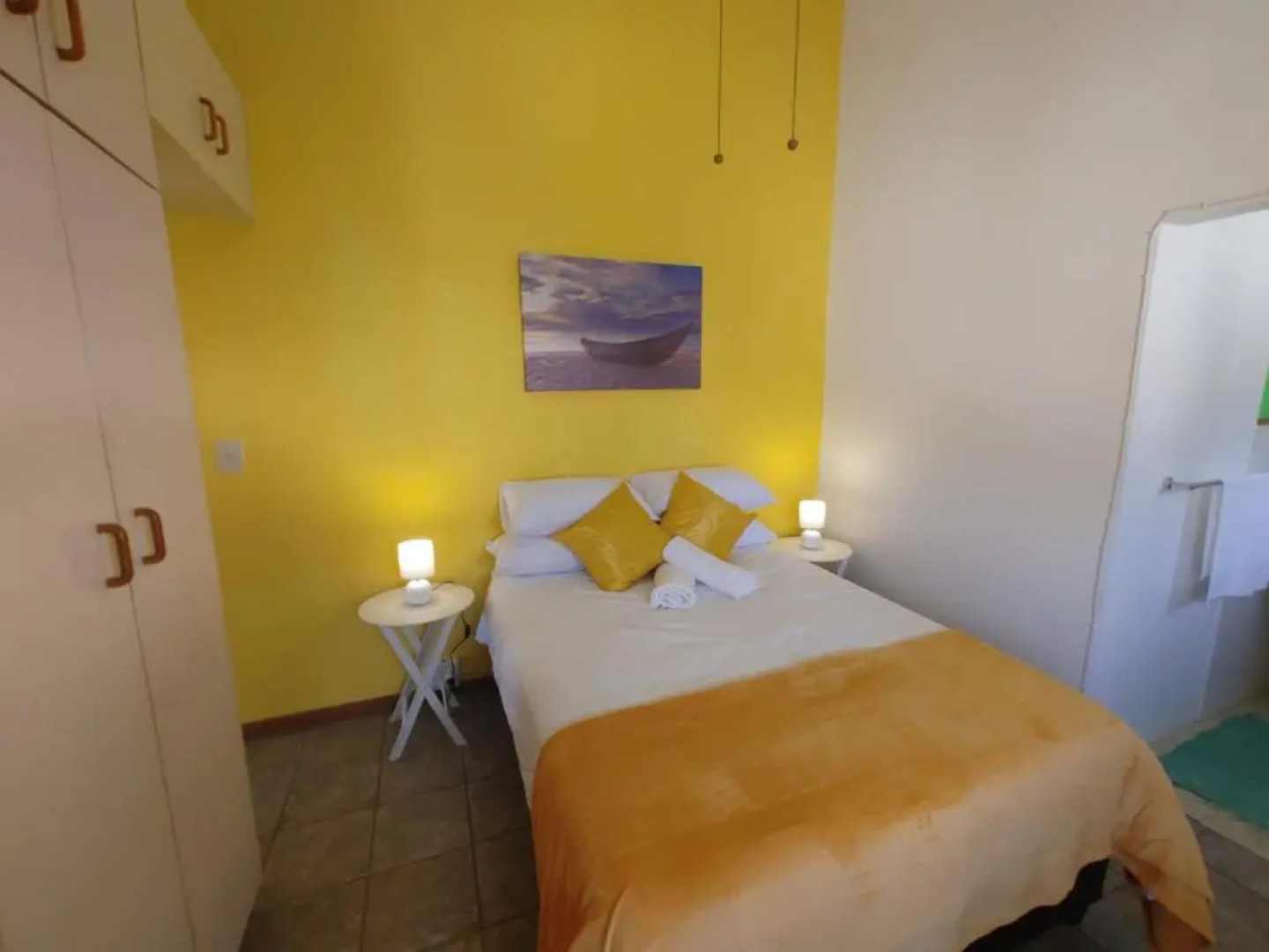 Cheerful 2 bedroom cottage with a communal pool