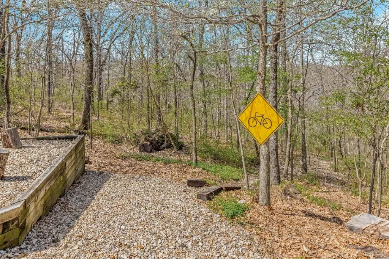 Charming Getaway near Tweety Bird Trail Backyard