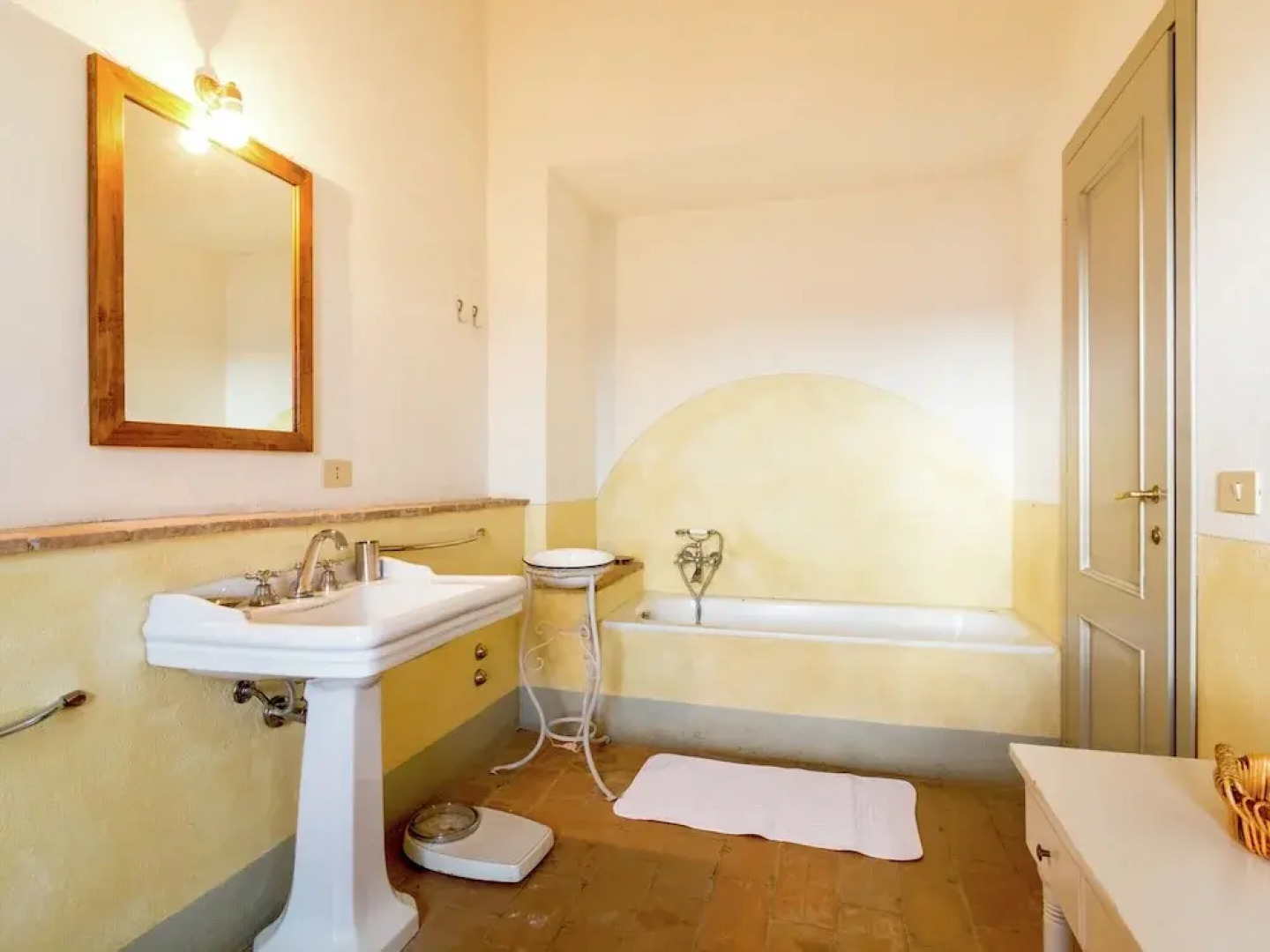 Villa in Rome With Pool & Garden