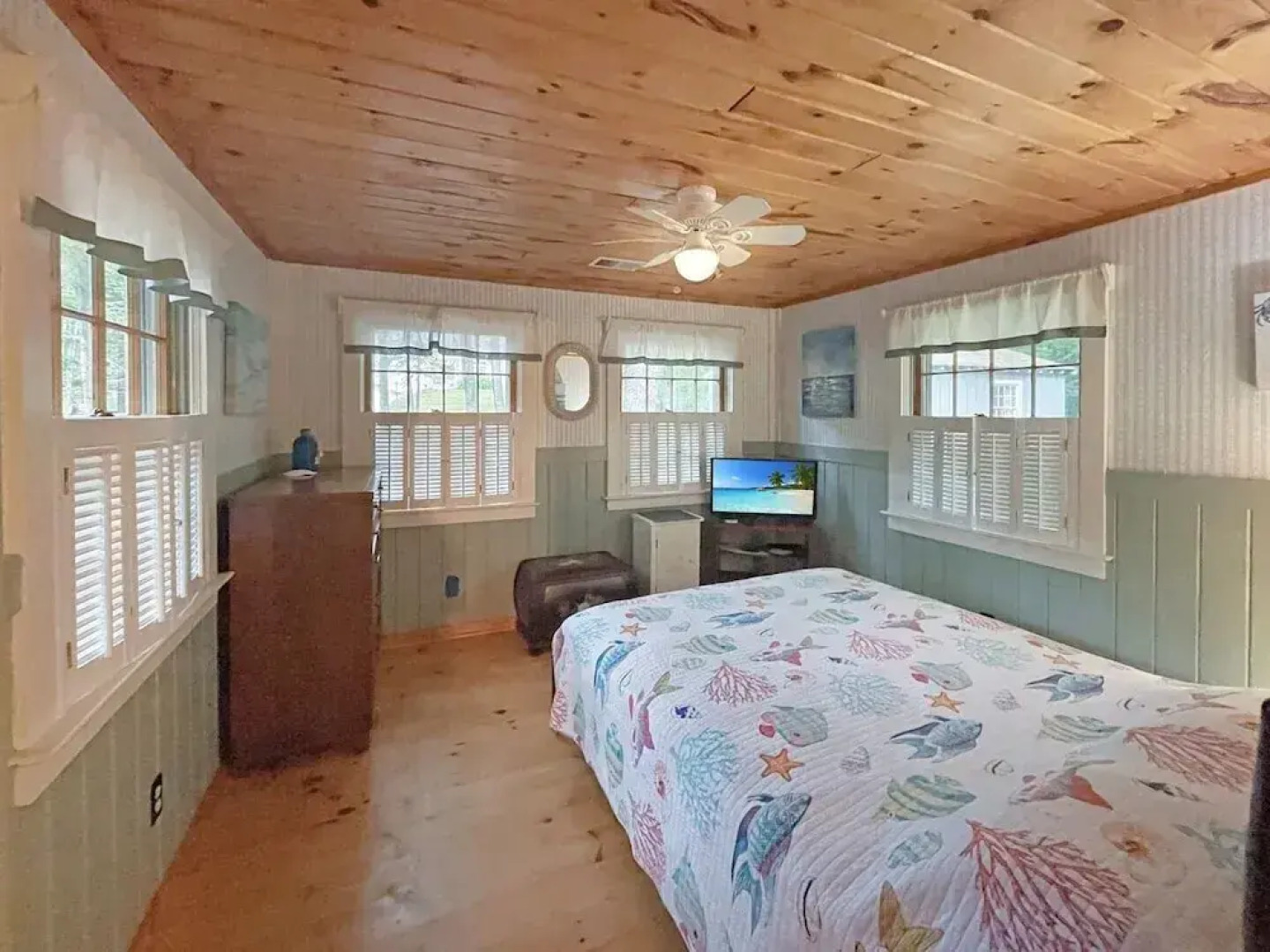 Dewey Cottage - Y854 Adorable Cottage Close To Long Sands Beach And Short Sands 4 Bedroom Home by RedAwning