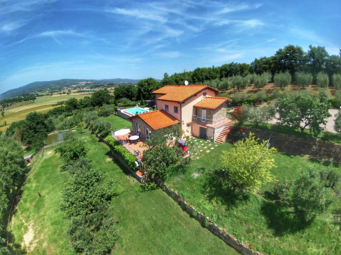 Luxurious Villa in Monte San Savino with Jacuzzi