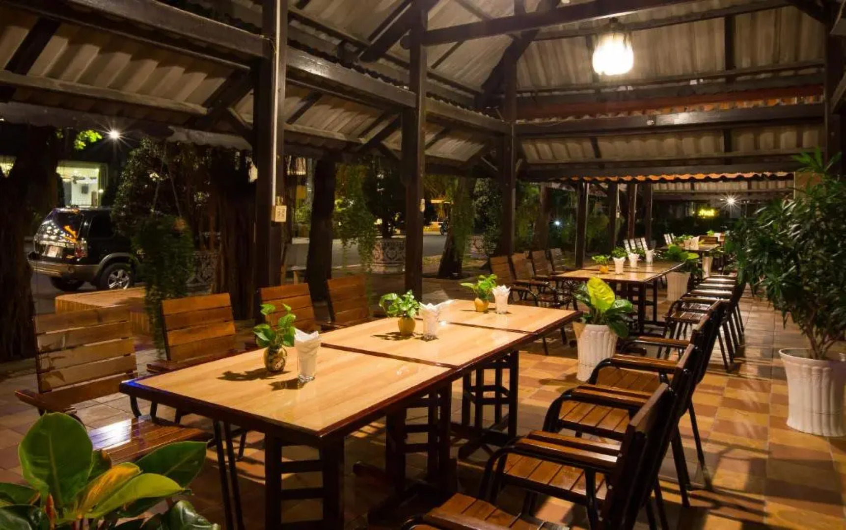 Van Phat Riverside Hotel