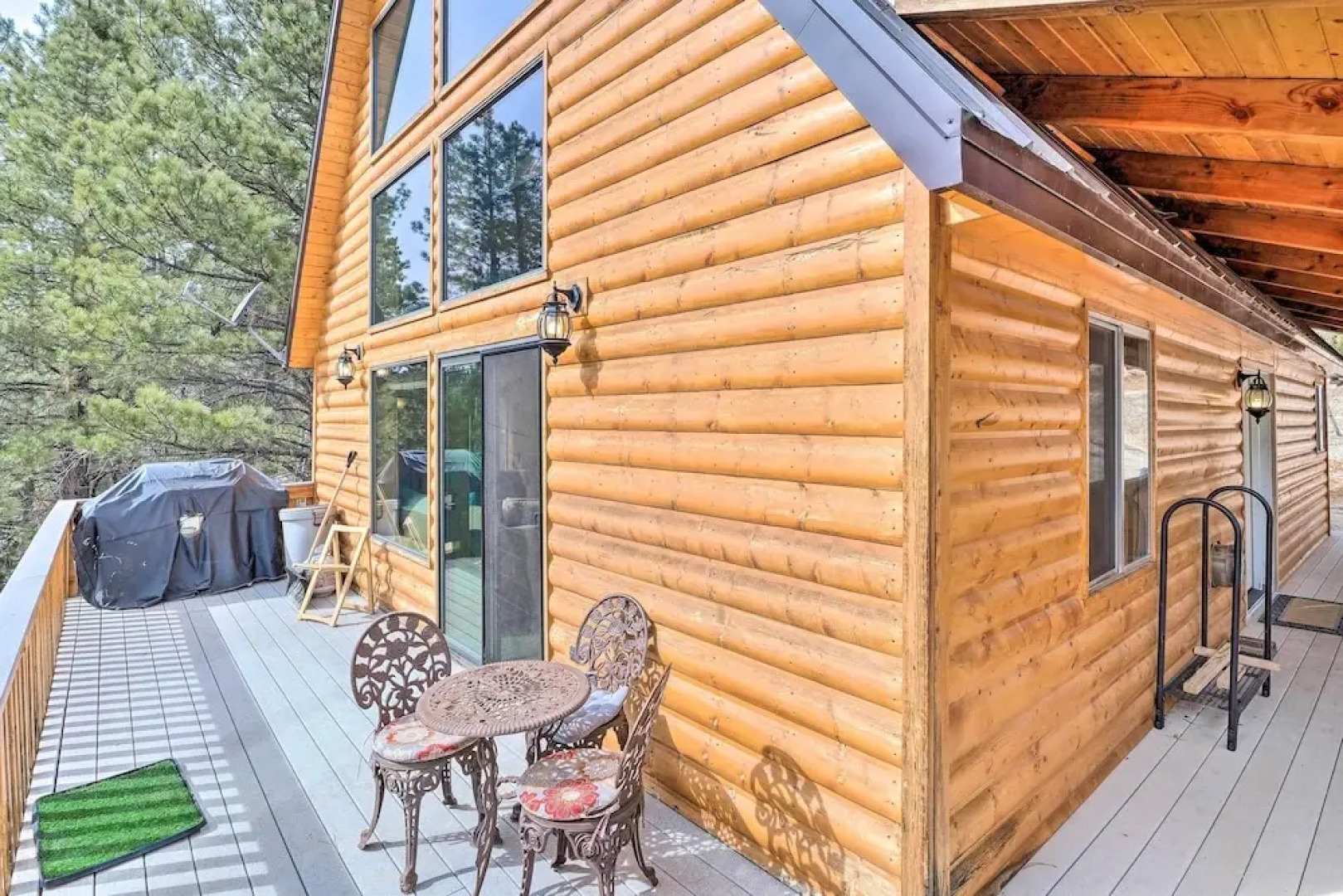 Pet-friendly Duck Creek Village Cabin w/ Fire Pit!