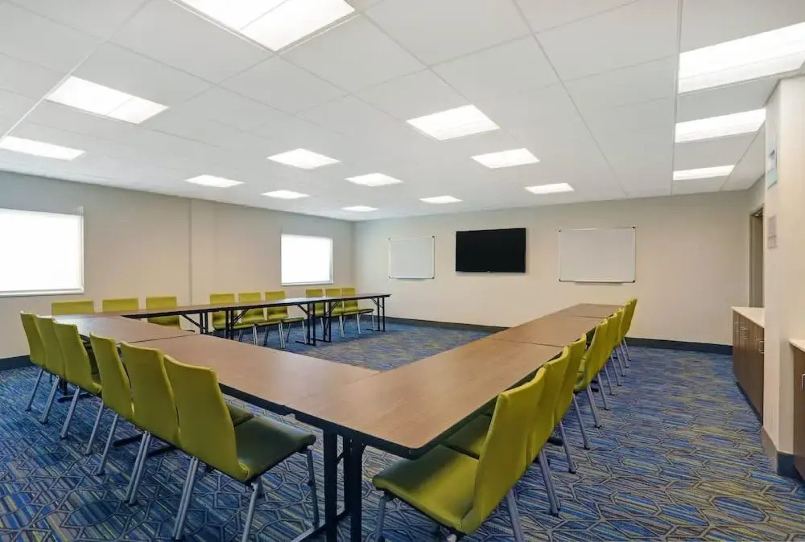 Holiday Inn Express & Suites Lenexa Overland Park Area