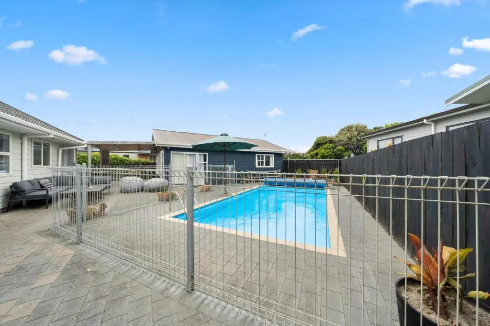 Bare Feet Retreat - Waikanae Beach Holiday Home