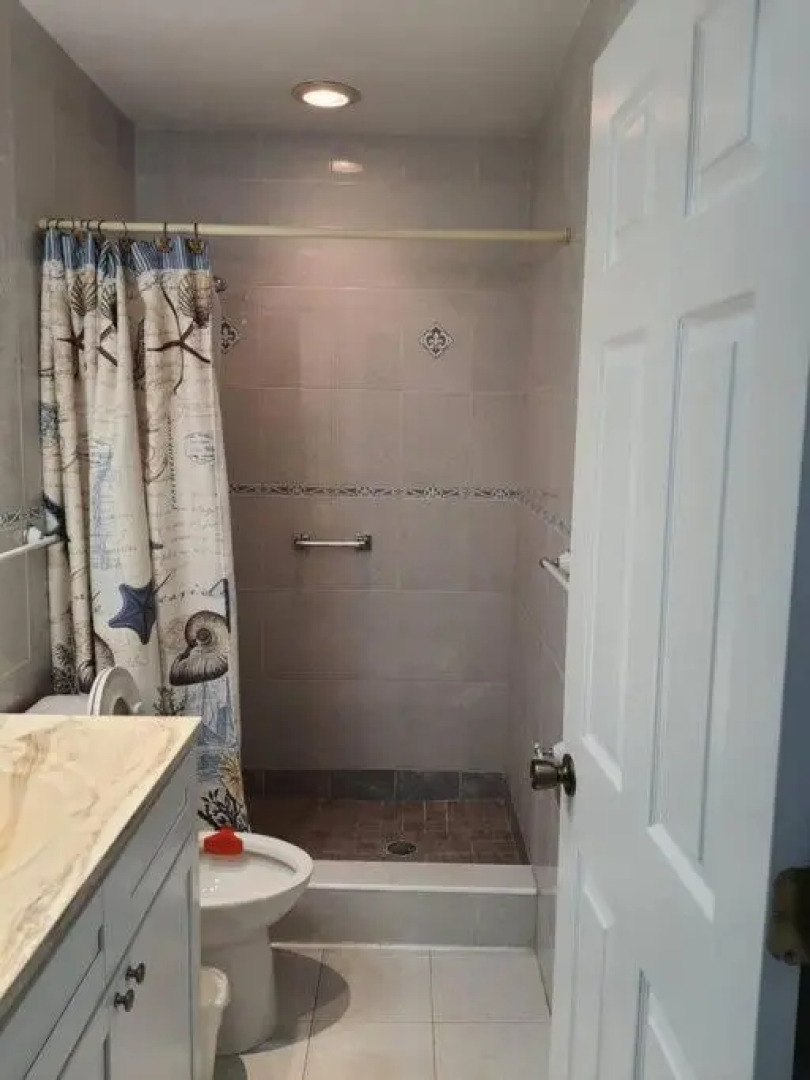 Contemporary 2-bed 2-bath condo