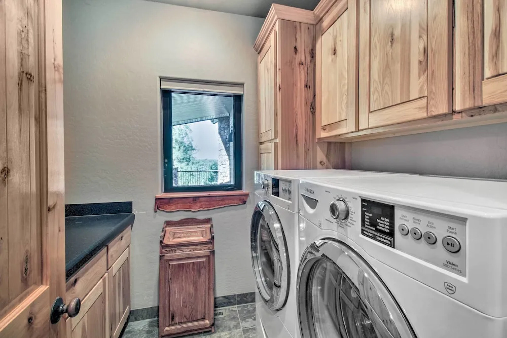 Outdoor Fireplace, Gas Grill: Luxe Heber Cabin!