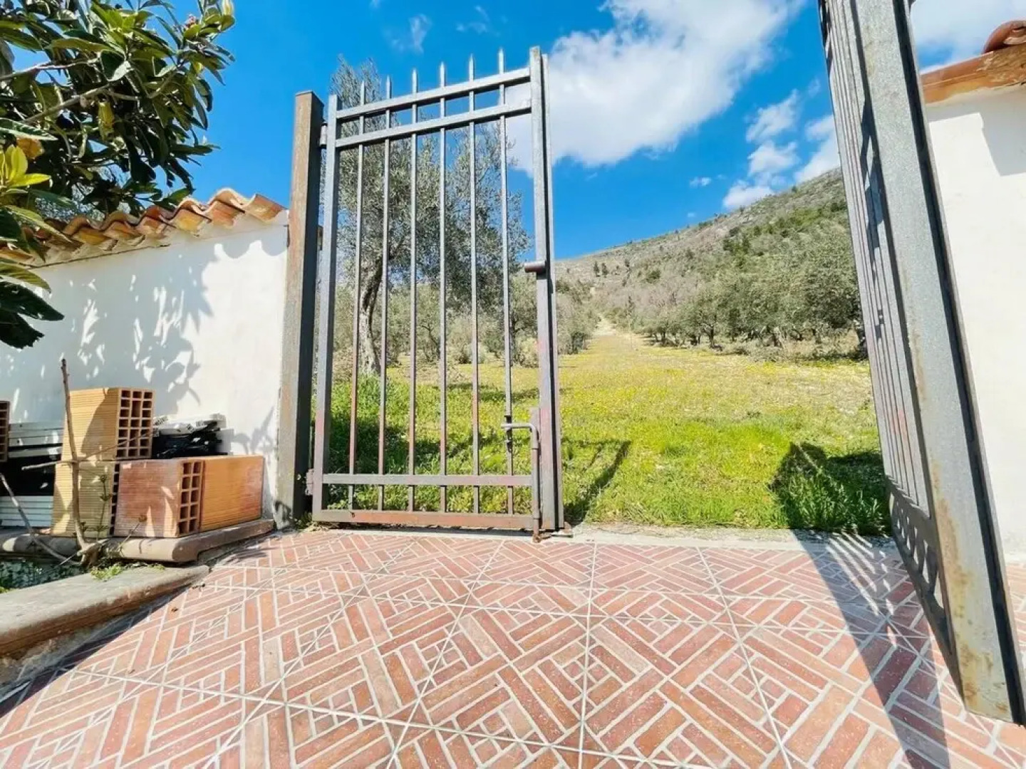 Captivating 5-bed Villa in Sulmona, A Place To Be!
