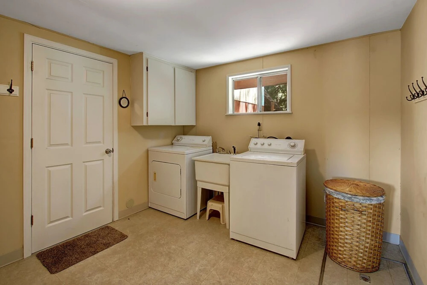 Peaceful Pines Cabin - Three Bedroom Home with Hot Tub