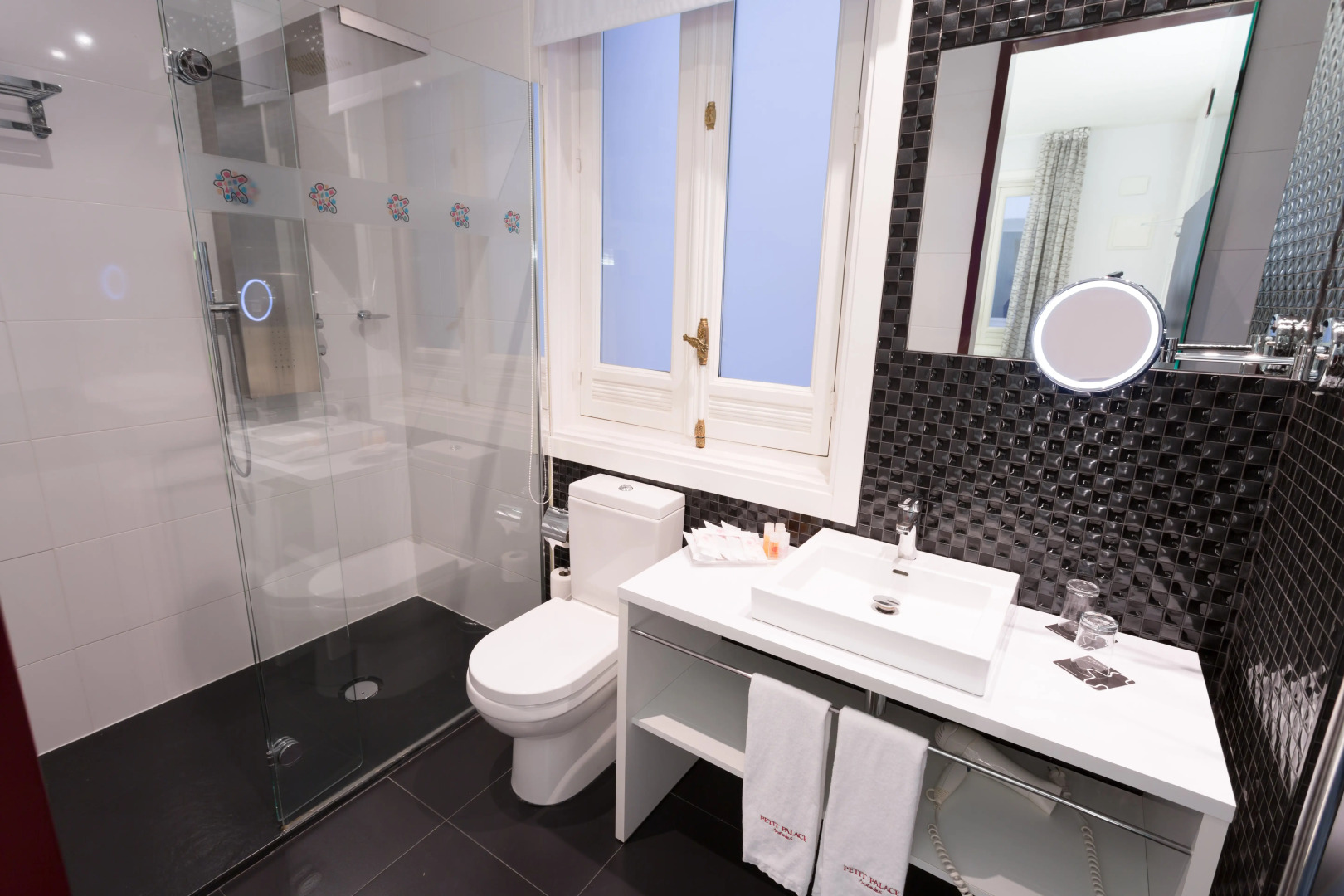 Petit Palace Lealtad Plaza