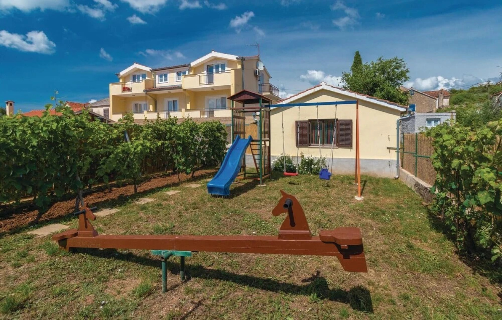 Beautiful Home in Banj With Wifi and 5 Bedrooms