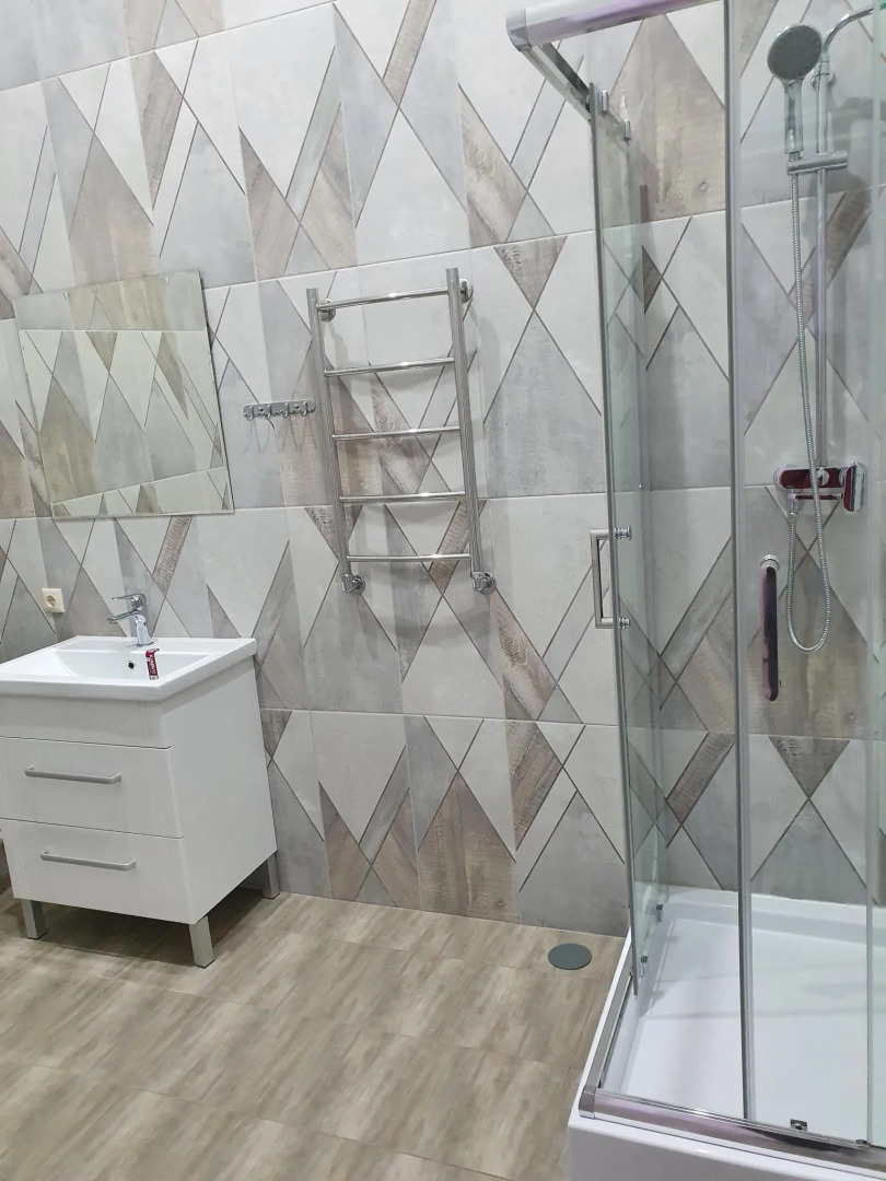 Anna and King  (on Zheleznodorozhnoy)