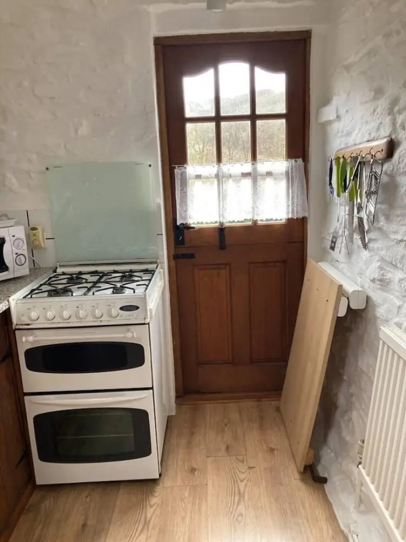 Cosy Stone Cottage on Llanllwni Mountain