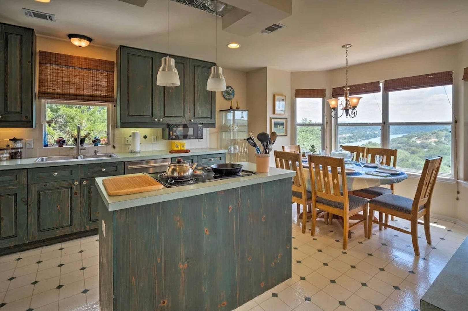 2 Furnished Decks & Lake Views: Austin Escape