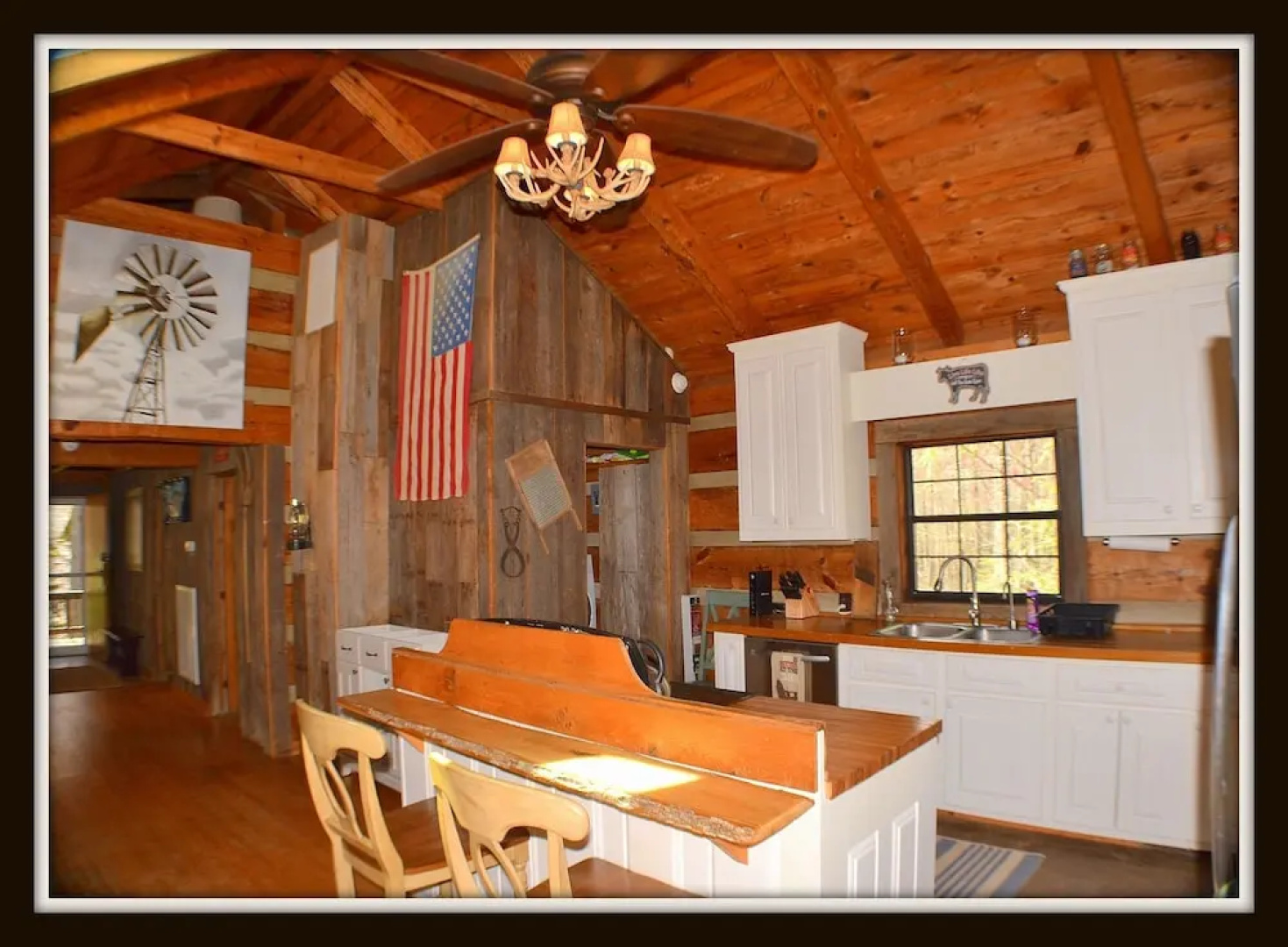 Logged Inn - 3 Br cabin by RedAwning