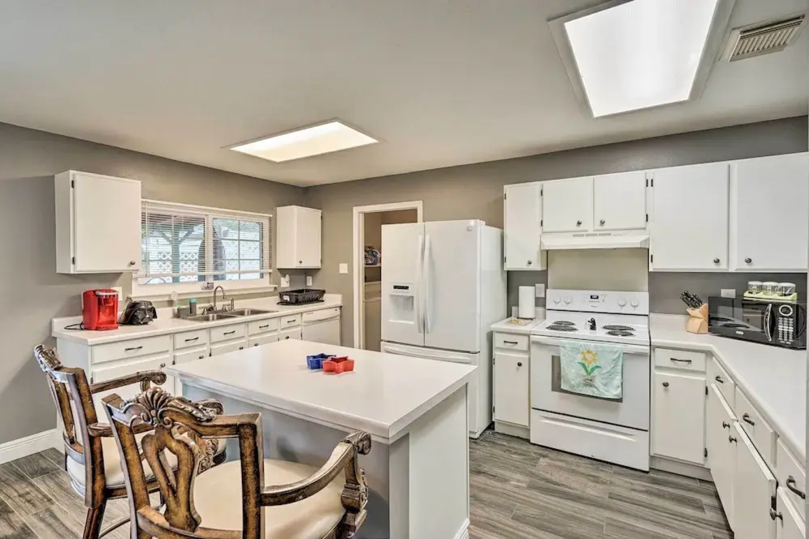 Dog-friendly Texas Retreat w/ Hot Tub, Patio & Bar