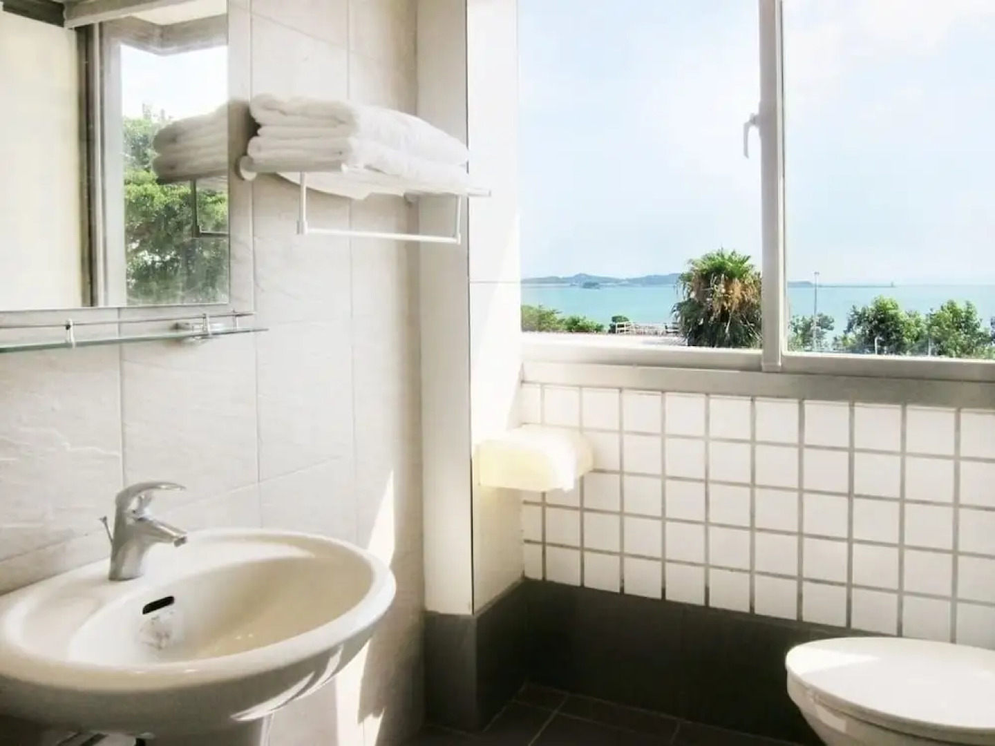 Breeze & Waves A Seaside Inn