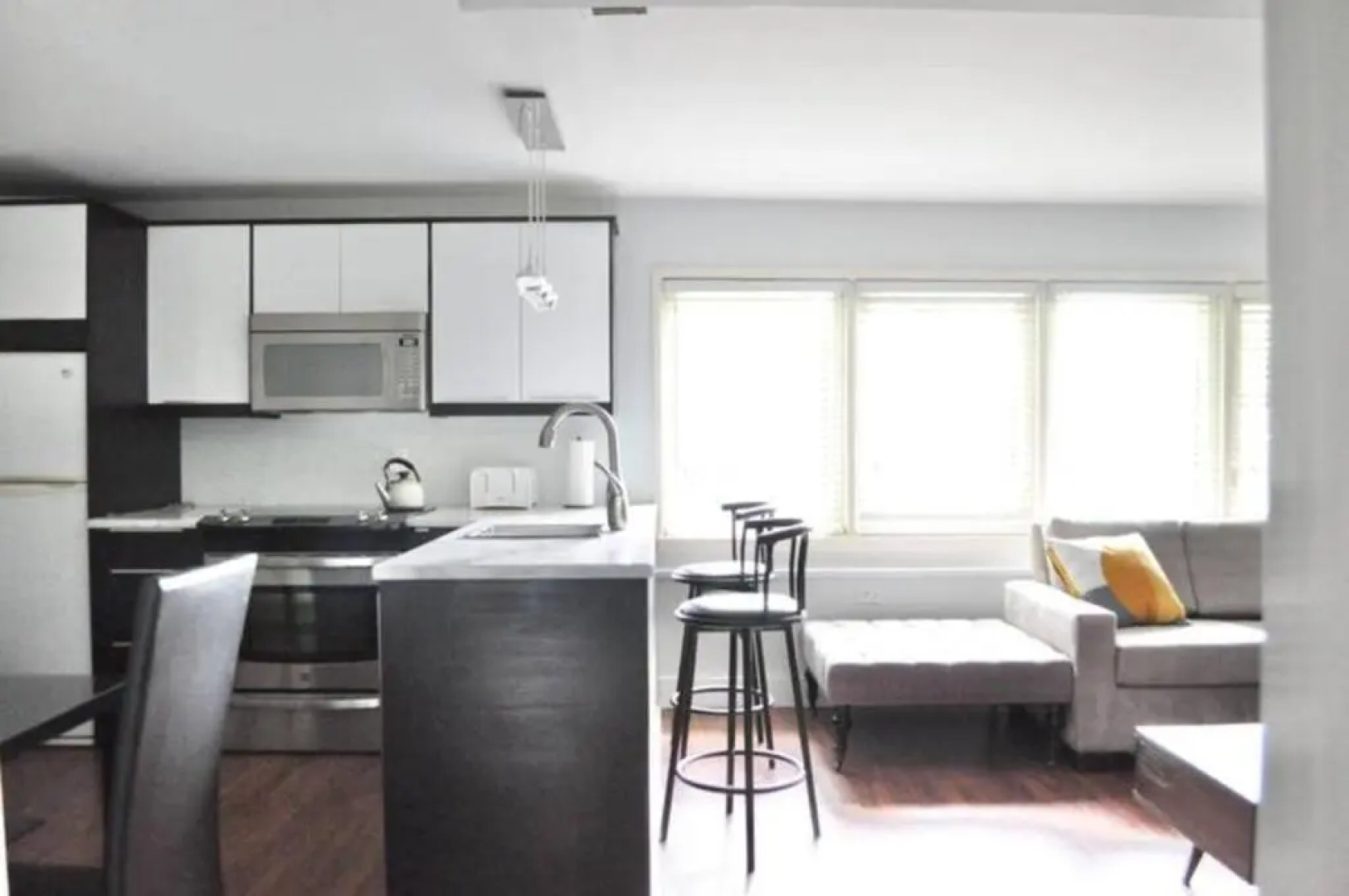 Cozy 1 BD Suite Centrally Located North Vancouver