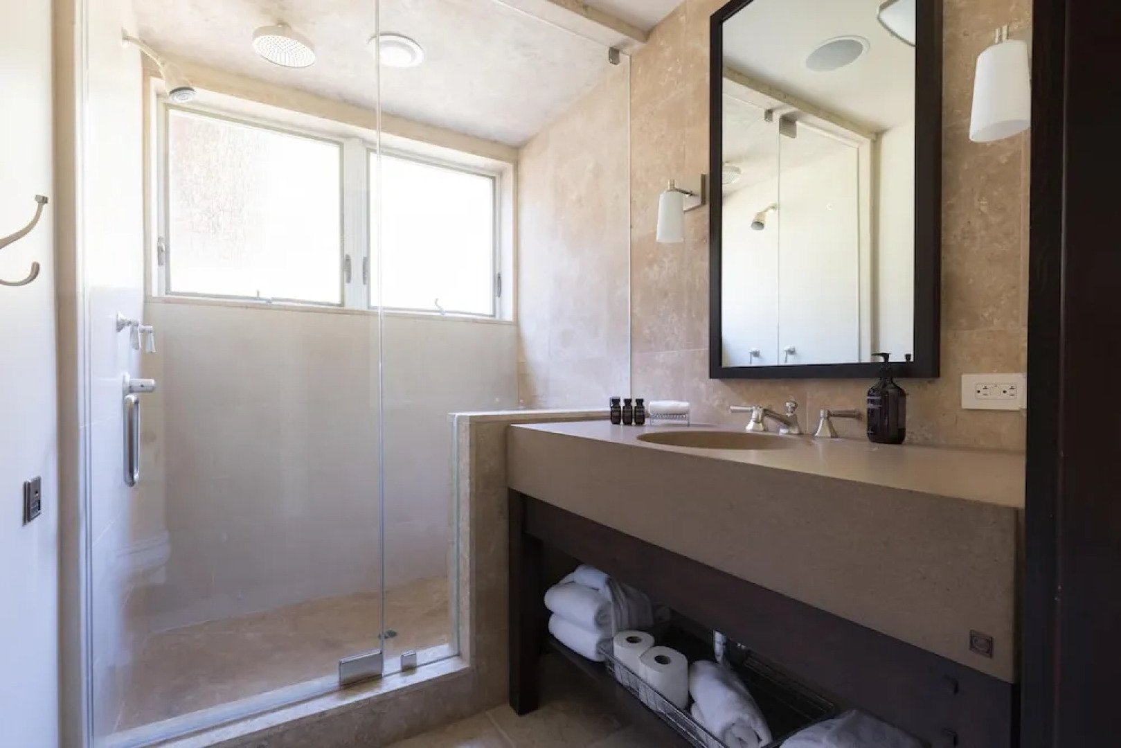 Bronson by AvantStay | Sleeps 17! On the Slopes! Squaw Valley w/Hot Tub&Fire Pit