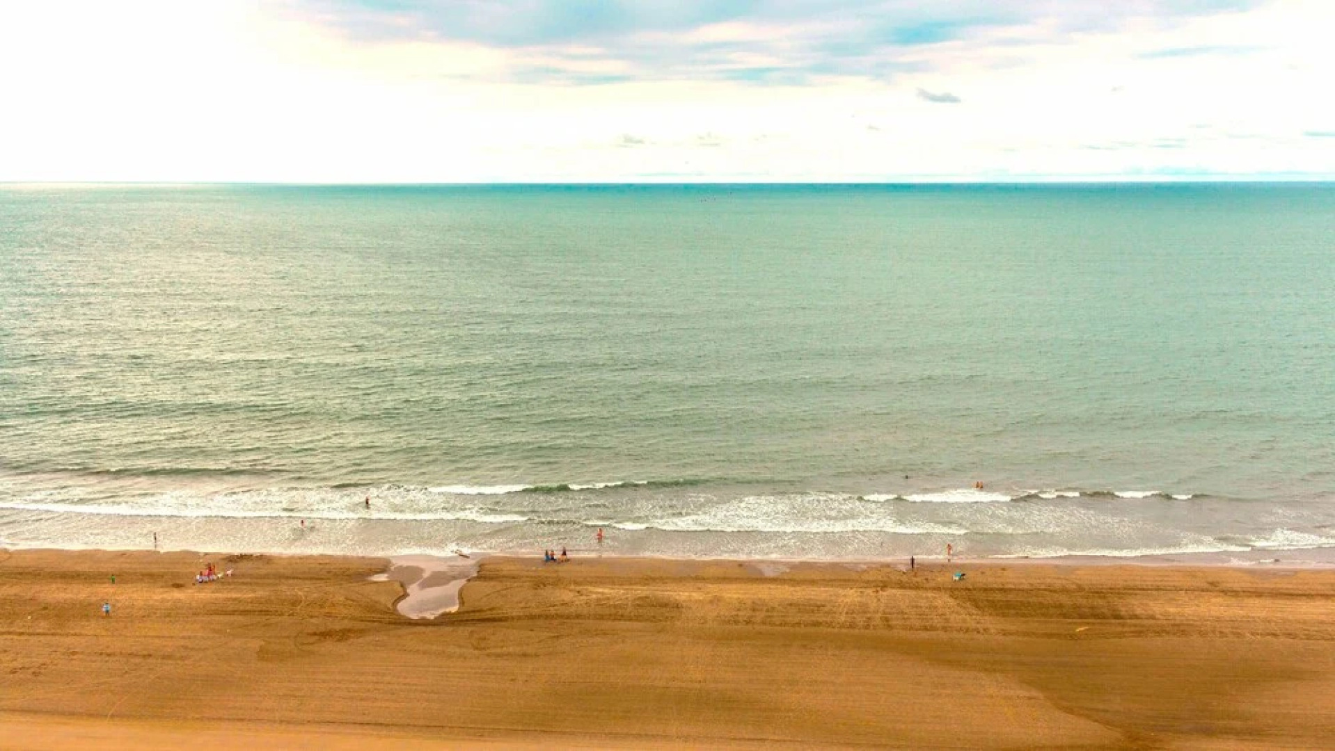 Moderno Edificio Sobre la Playa - Luxury