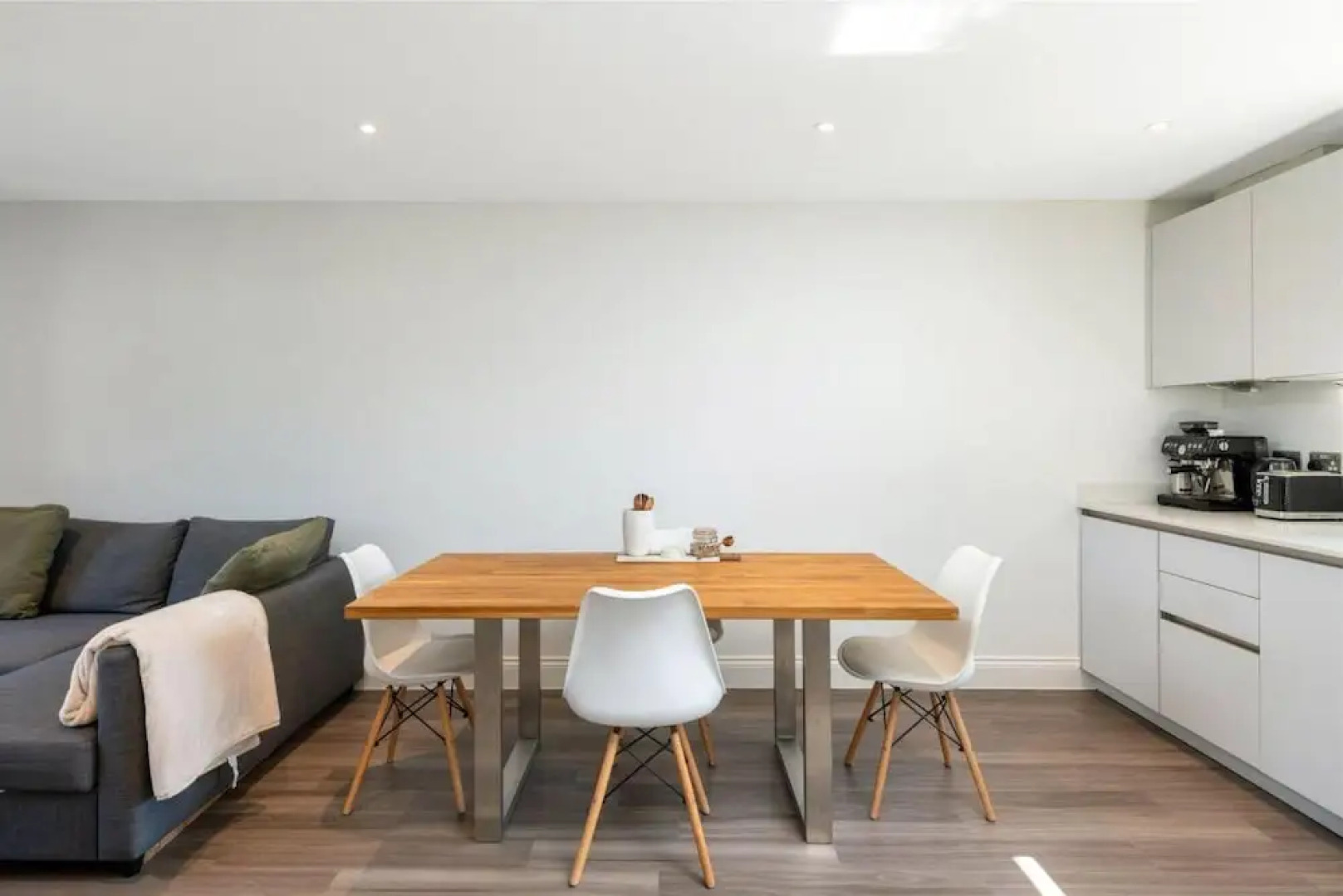 2 Bed 2 Bath Apt Close to Reigate Station - 2230