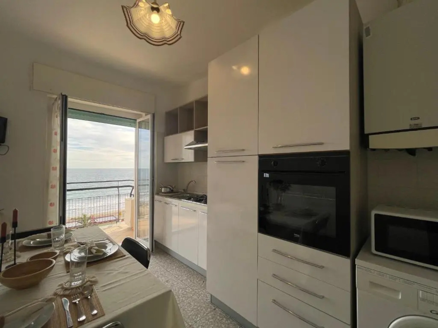 [Via XXV Aprile] 4 Locali - Di Fronte al Mare