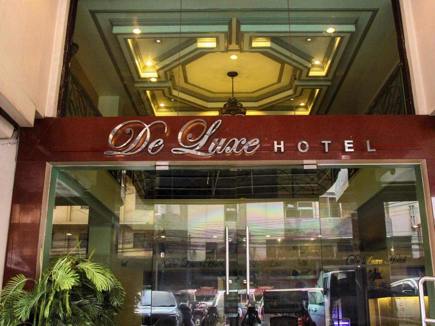 De Luxe Hotel