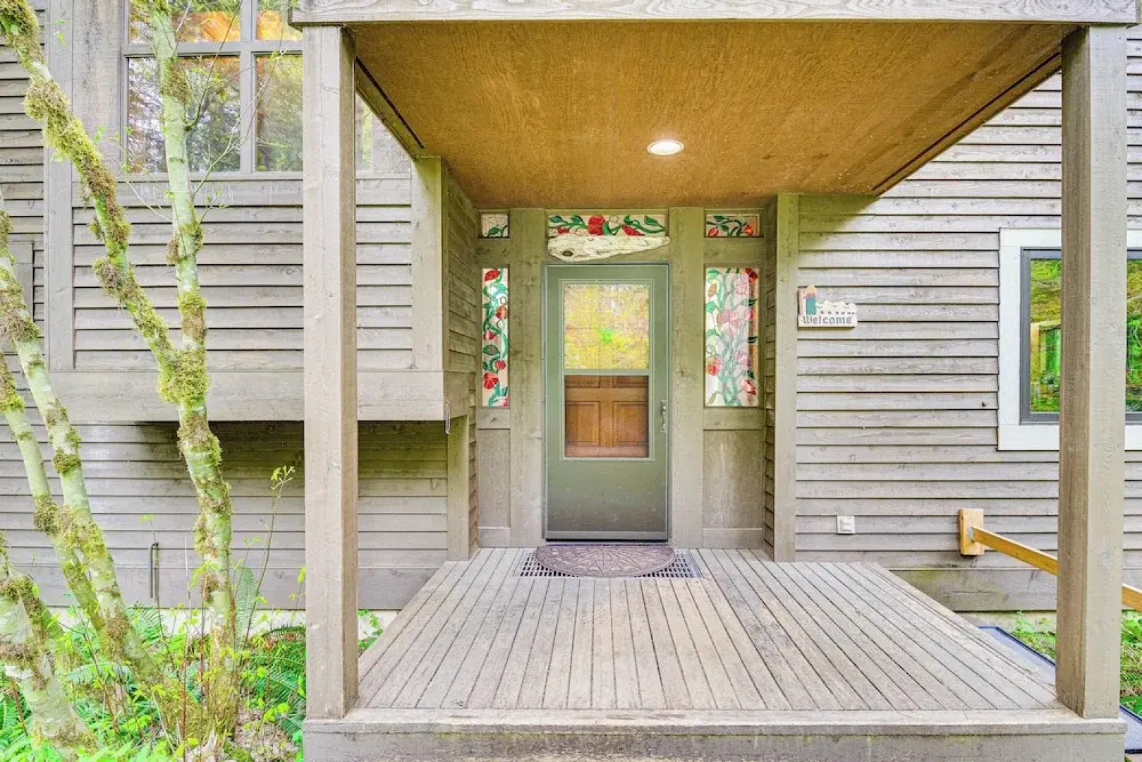 Riverfront Skykomish Cabin w/ Private Hot Tub!