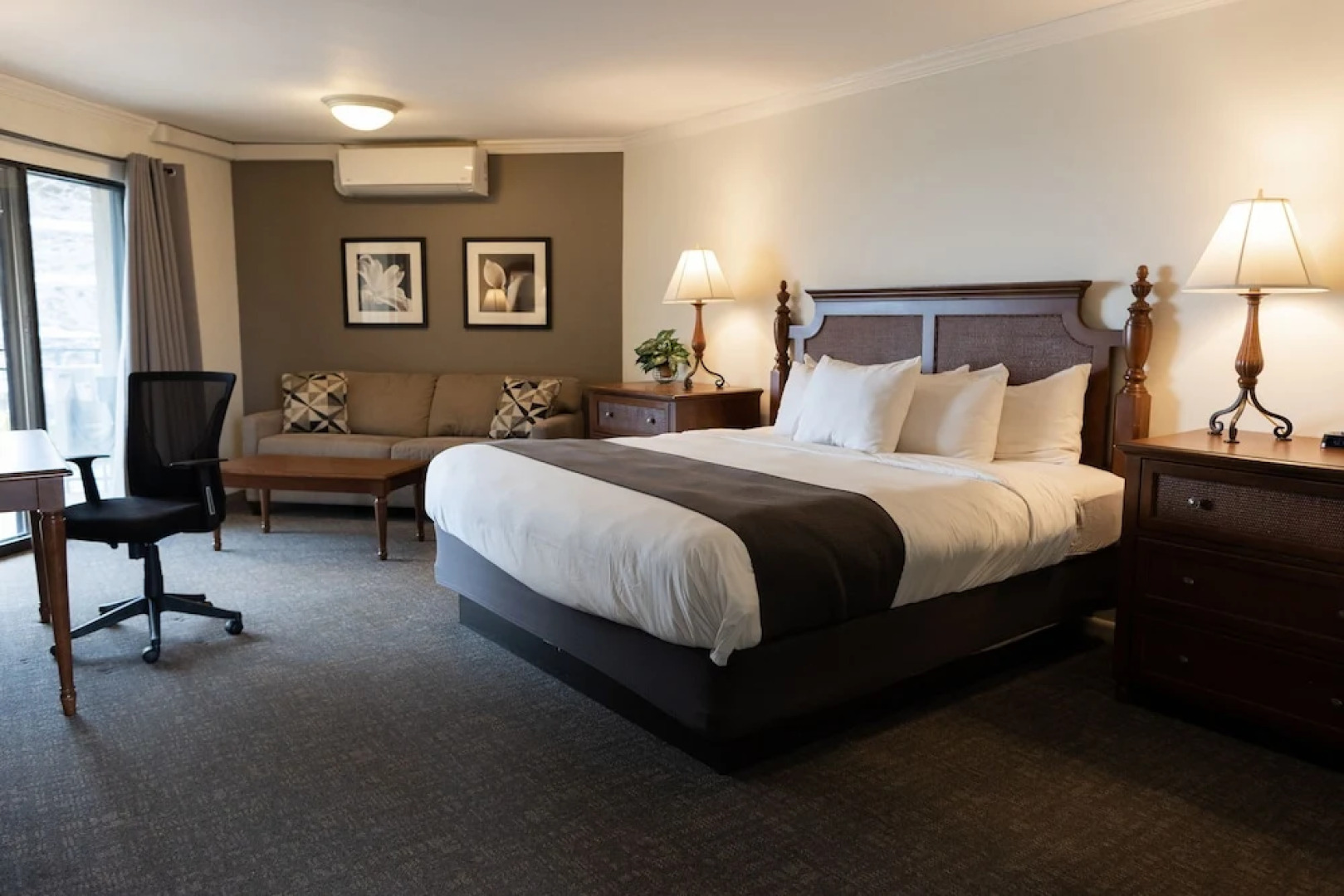 Weathervane Terrace Inn and Suites