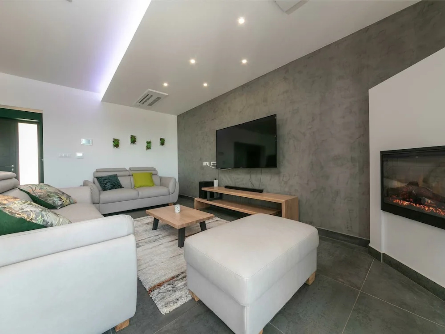 Villa With Swimming Pool, Play Area, Volleyball Court, Table Football, 8 km From Labin