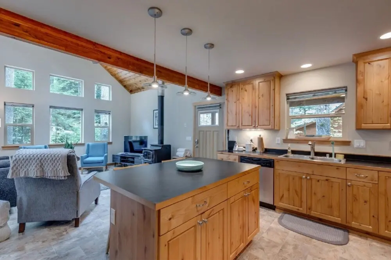 52GS - Hot Tub - WiFi - Pets Ok - Wood Stove - Sleeps 6