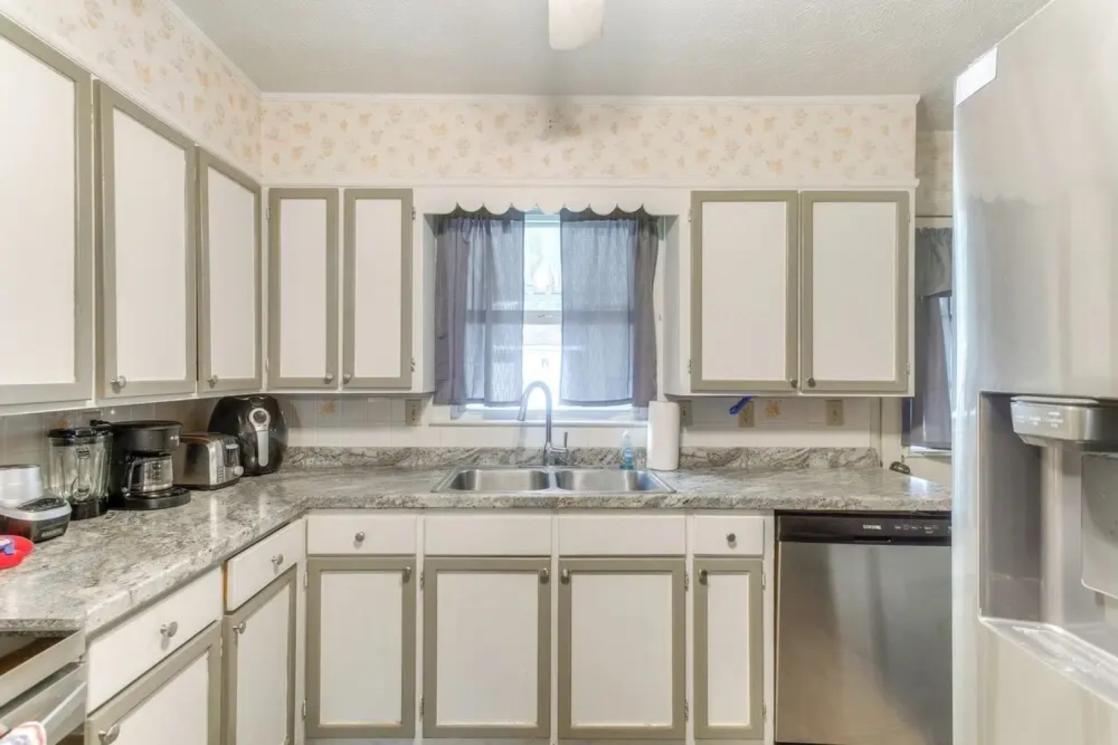 Cozy Waycross House w/ Yard & Screened Patio!