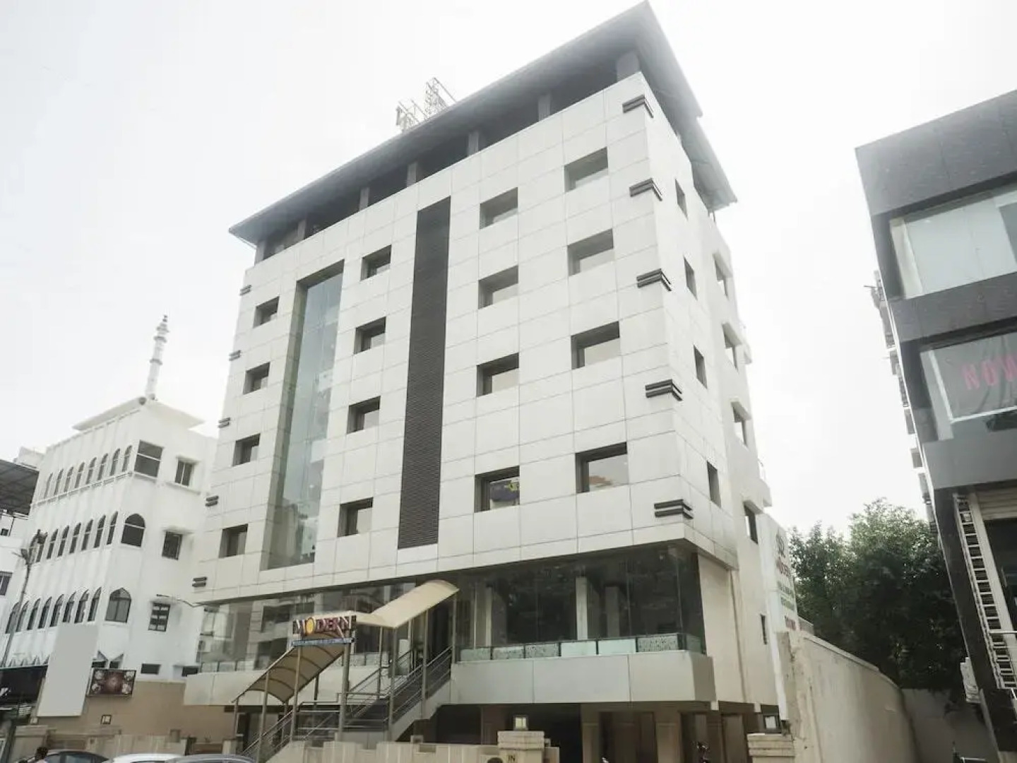 Super Townhouse OAK Regal Inn Near Sant Tukaram Nagar Metro Station