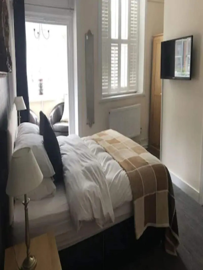 The Crown And Cushion