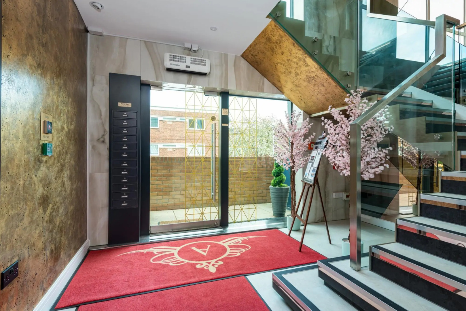 Wonderful Top-floor Apartment