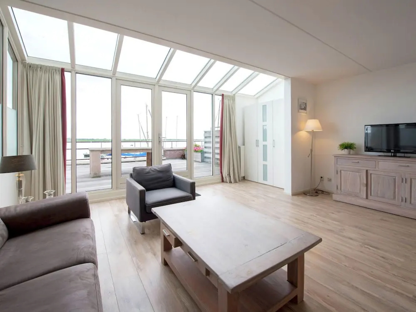 Tidy apartment with dishwasher, close to Amsterdam