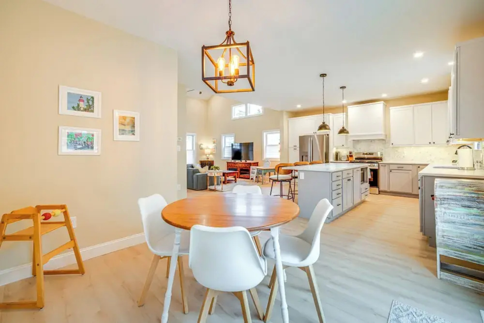 Steps to Sand: Villas Beach House w/ Decks!