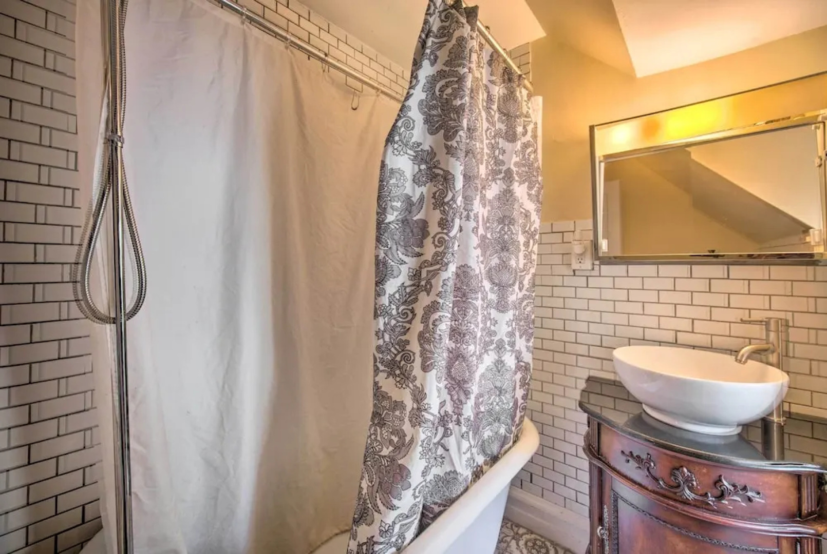 Walk to Shops, Dining & City Park: Reading Apt