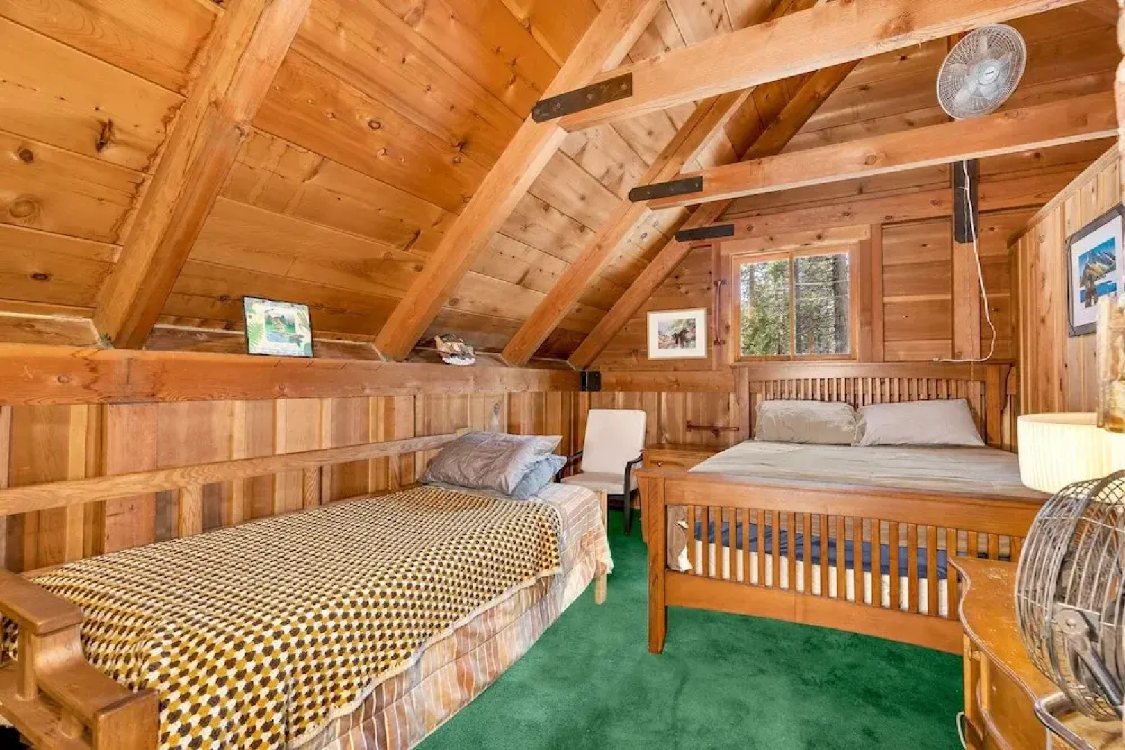 Rustic Knotty Pine - Minutes to the Water!