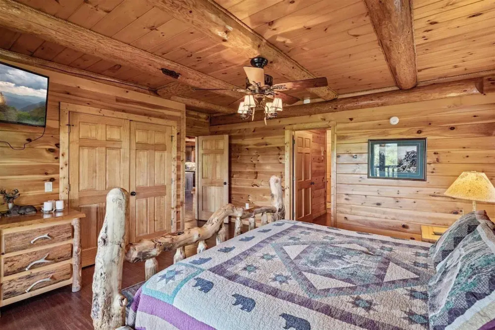 Paradise Point 4 Bedroom Cabin by RedAwning