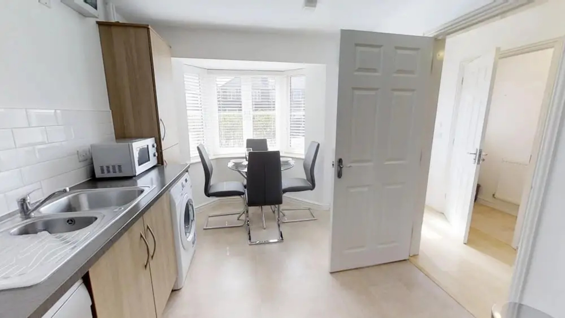 Stayzo - Cole Green Lane - Ideal for Your Next Staycation or Workcation Whole House With Wi-fi