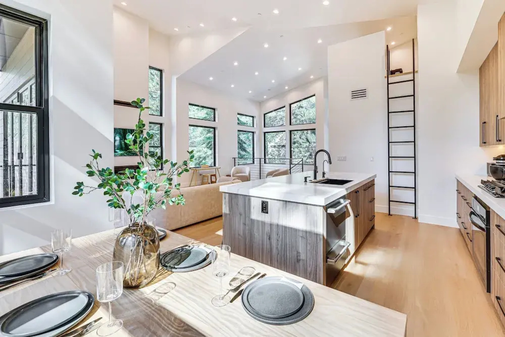 4 Mi to Soda Springs Resort: Hot Tub Hideaway!