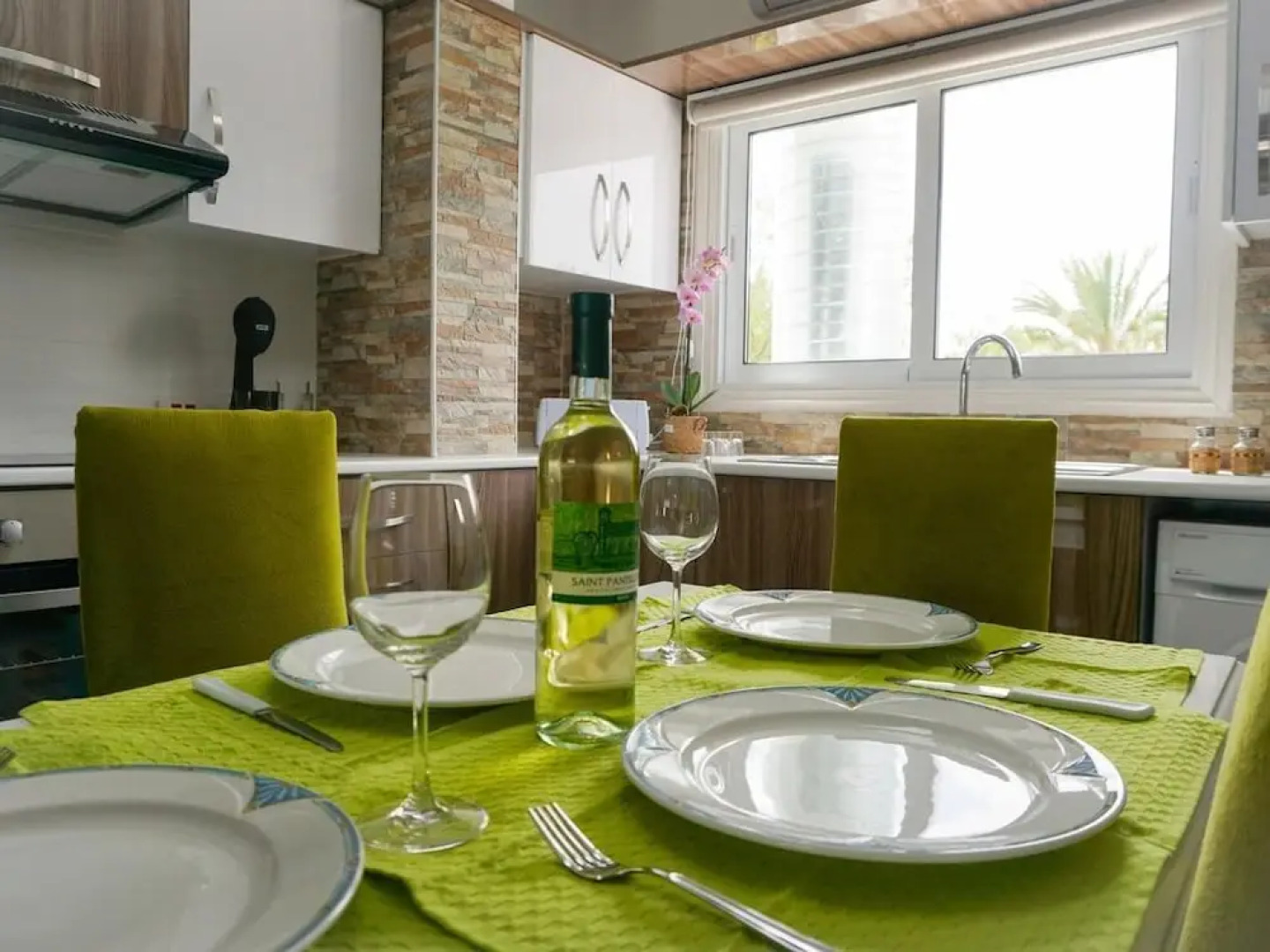 Sonia's Angel House- 300 Meters From the Beach, Newly Renovate Central Apartment