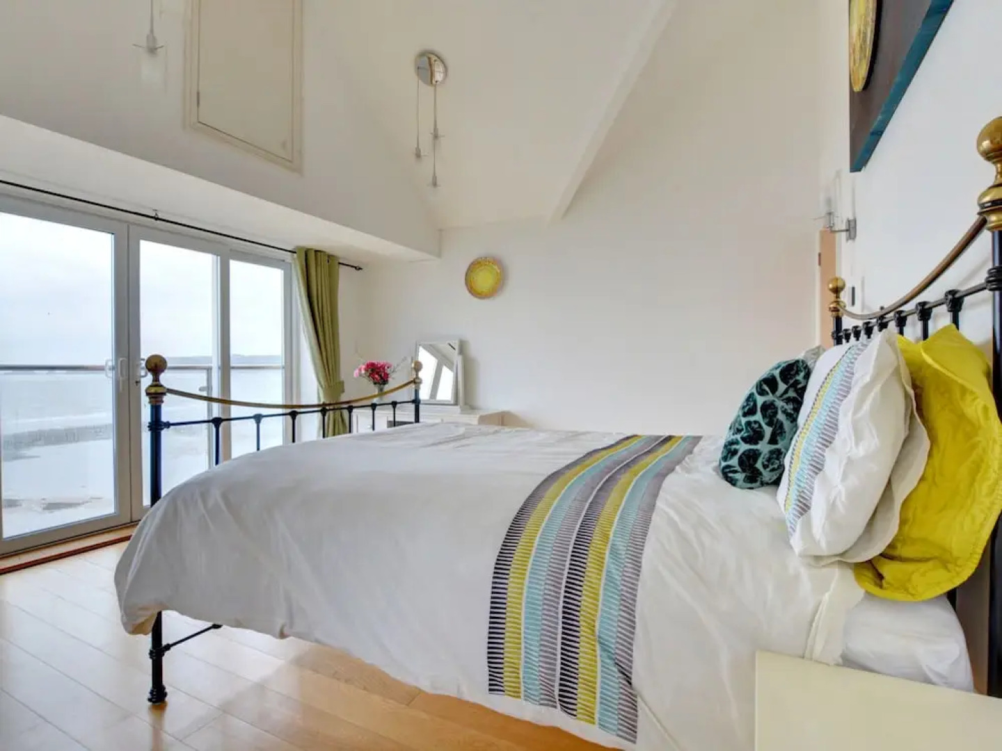 Detached House Overlooking the Beach With Enviable Unbroken sea Views