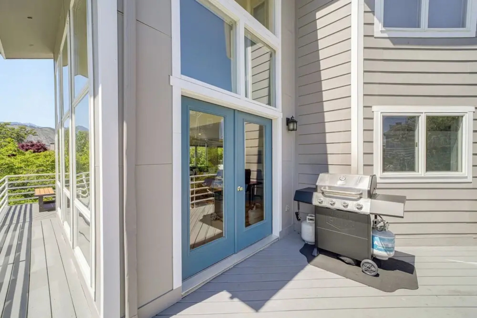 Modern Retreat w/ Hot Tub - Steps to Lake Chelan!