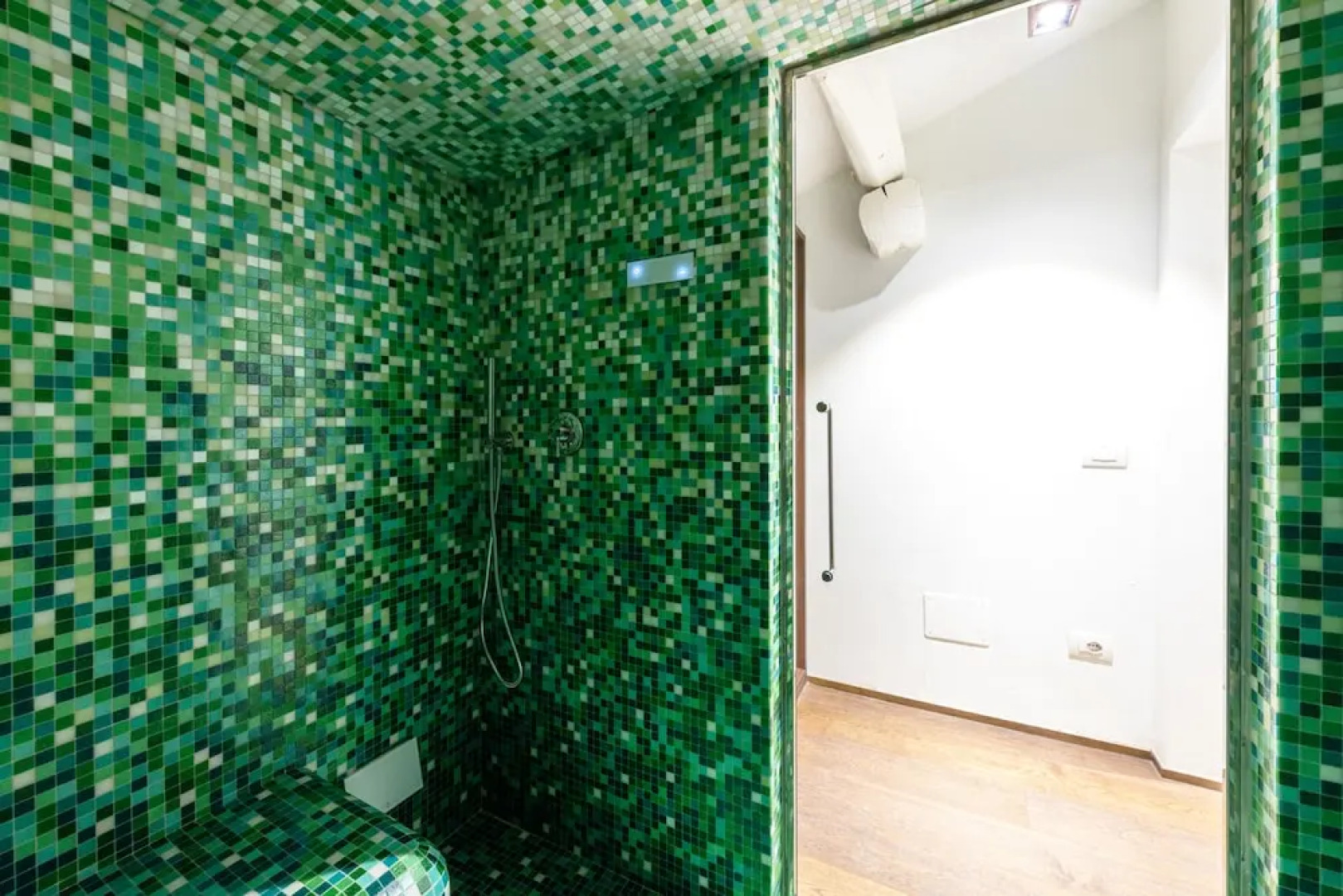 Cavour Deluxe by Mmega