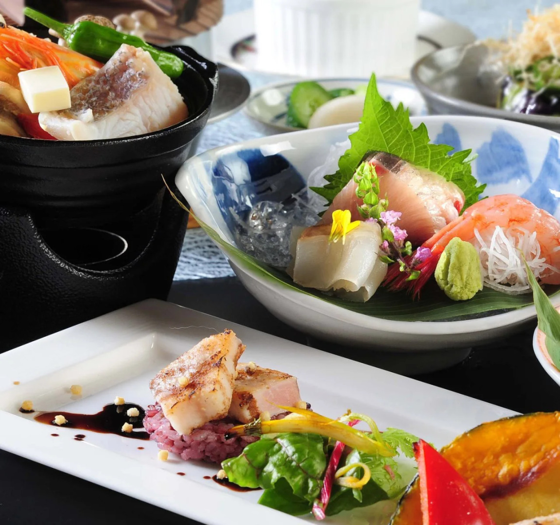 Hotel Hoho "A hotel overlooking the Echigo Plain and the Yahiko mountain range"