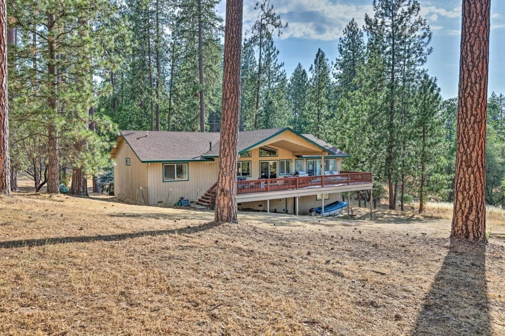 Woodsy Groveland Cabin w/ Deck < 3 Mi to Lake
