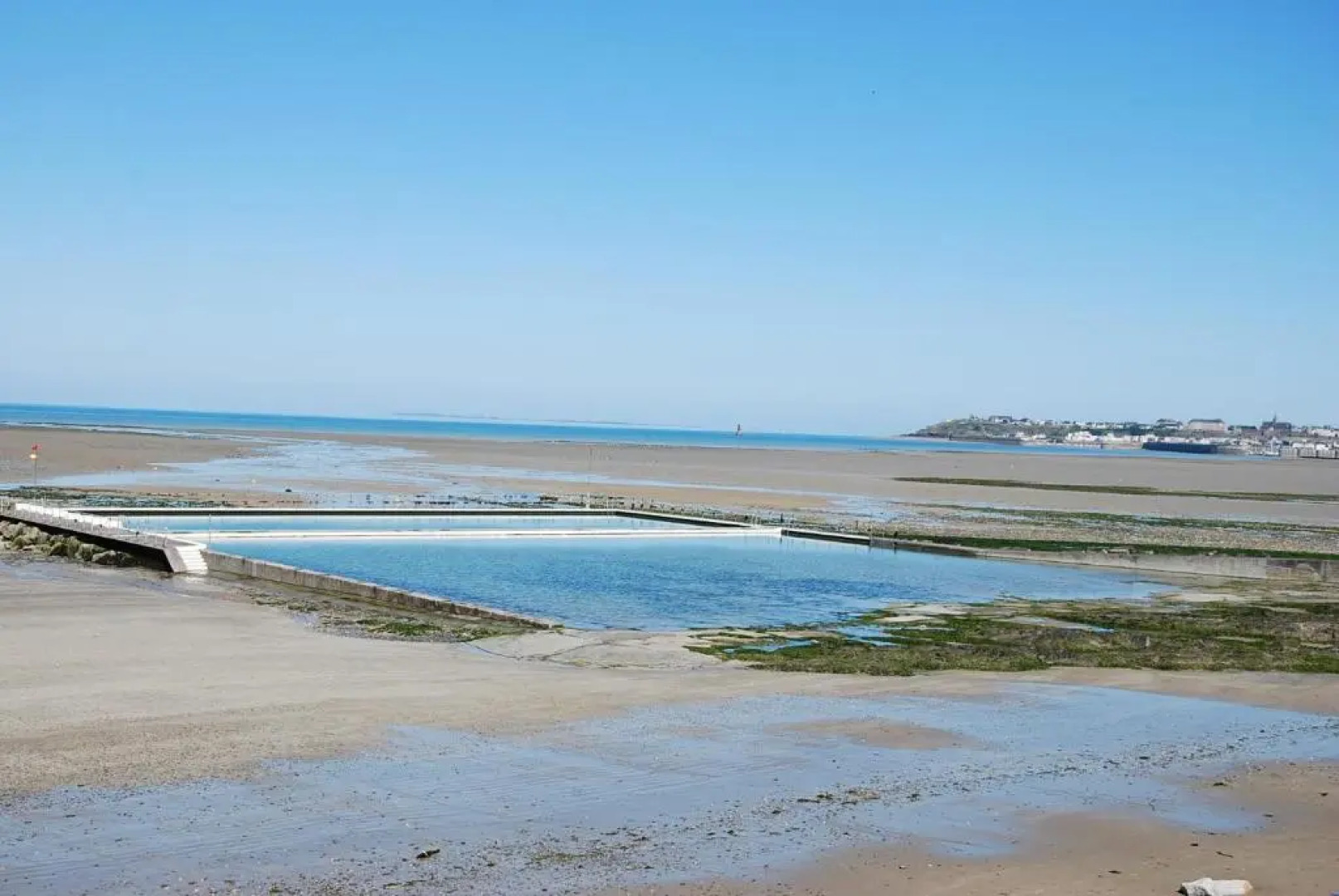 Tres Proche Granville Residence Midship